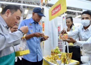 ROSOL Wahid (tengah) dan Presiden Lotus's Malaysia Kenneth Chuah (kiri) mencuba produk tempatan sewaktu Pelancaran Kempen Beli Barangan Malaysia 2022 dekat Pasar raya Lotus's, di Shah Alam, Selangor, hari ini. - FOTO / ZULFADHLI ZAKI