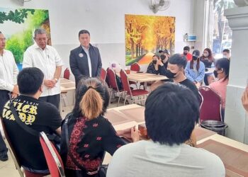 SAIFUDDIN Abdullah menyantuni sebahagian warga Malaysia yang menjadi mangsa skim penipuan di depoh tahanan imigresen Kemboja minggu lalu. - WISMA PUTRA