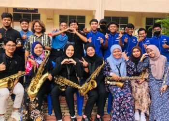 SEBAHAGIAN bekas pelajar dan anggota pancaragam sekolah yang menyertai 'reunion' sempena penutupan Bulan Kebangsaan dan Hari Malaysia di Sekolah Menengah Kebangsaan (SMK) Inderapura di  Jerantut, Pahang. - UTUSAN/HARIS FADILAH AHMAD