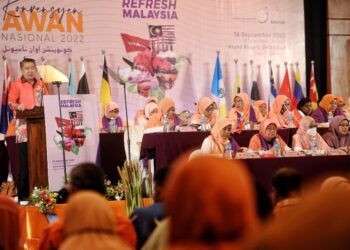 SALAHUDDIN Ayub sewaktu berucap merasmikan Konvensyen Angkatan Wanita Amanah Negara (AWAN) Nasional 2022 di Seremban hari ini. - UTUSAN/MOHD. SHAHJEHAN MAAMIN
