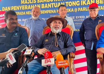 SYED Abu Hussin Hafiz Syed Abdul Fasal (tengah) pada sidang akhbar program sambutan Hari Malaysia dan penyerahan bantuan tong ikan berinsulasi di Jeti Sungai Kerang, Sungai Tinggi di Bukit Gantang. - UTUSAN/WAT KAMAL ABAS