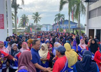 HASNI Mohammad beramah mesra dengan para peserta 'Benut Merdeka Fun Walk‘  Hari Tanpa Kenderaan’ di Benut, Pontian.