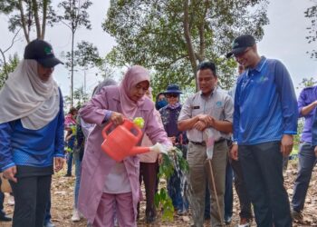 ZURAIDA Kamaruddin (dua dari kiri) menyiram pokok pada Majlis Penanaman Pokok Sempena Bulan Kemerdekaan dan Hari Malaysia 2022 di Stesen Penyelidikan FRIM di Selandar, Melaka. - UTUSAN/MUHAMMAD SHAHIZAM TAZALI