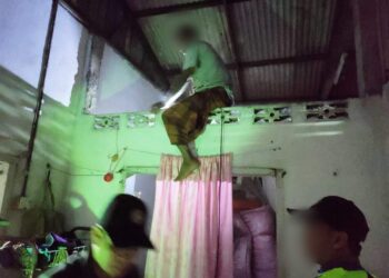 SEORANG warga emas yang berkhalwat dengan seorang wanita memanjat siling rumah untuk melarikan diri di sebuah rumah di Kota Bharu, Kelantan. - UTUSAN/IHSAN JAHEAIK
