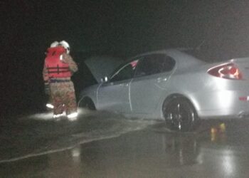 KEADAAN kereta Proton Persona yang menggelosor ke laut yang cuba diselamatkan pemiliknya tetapi berakhir dengan kematian di Pantai Teluk Senangin dekat Lumut malam tadi. - UTUSAN/JBPM