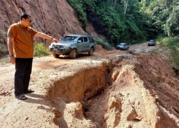 MOHD. Syahbuddin Hashim meninjau kerosakan laluan masuk ke Pos Balar, Gua Musang, Kelantan. - UTUSAN/AIMUNI TUAN LAH