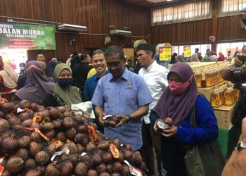 TAKIYUDDIN Hassan (dua dari kanan) beramah mesra dengan pengunjung pada Karnival Jualan Murah ‘Kota Bharu Prihatin’ di Gelanggang Seni, Kota Bharu, Kelantan hari ini. UTUSAN/ROSMIZAN RESDI