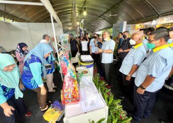 AZLAN Man meninjau salah sebuah gerai jualan murah ‘Happy Hour’ kepada pengunjung yang hadir ke HPPNPs di pekarangan Stadium Tuanku Syed Putra, Kangar, Perlis hari ini. -UTUSAN/ASYRAF MUHAMMAD