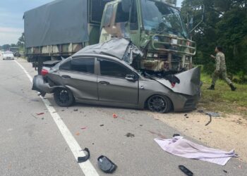 KEADAAN kereta Proton Saga milik Nur Faiezah Aminah Shuib yang terperosok ke bawah trak tentera dalam kemalangan di Kilometer 49.2 Jalan Muar - Segamat.