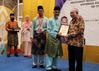 TENGKU Razaleigh Hamzah (kanan) ketika menyampaikan sijil penghargaan kepada Anggota Lembaga Koperasi KGMMB Berhad selepas perasmian mesyuarat agung di Kota Bharu, Kelantan. - UTUSAN/MUSTAQIM MOHAMED