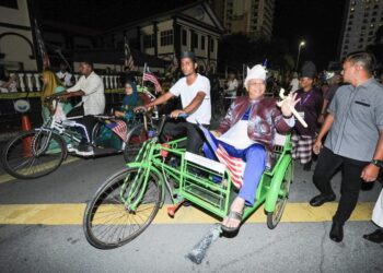 ANNUAR Musa menaiki beca pada sambutan Hari Malaysia di Dataran Memorial Pengisytiharan Kemerdekaan, Banda Hilir, Melaka. - UTUSAN/AMRAN MULUP