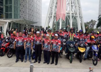 IDRIS Ahmad melepaskan peserta Konvoi Kembara Hijrah Ekspedisi Jalanan Keluarga Malaysia di Kompleks Islam Putrajaya hari ini. - UTUSAN/AMREE AHMAD