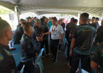 WILLIE Mongin tiba pada majlis perasmian “Program Kembaraduga & Gotong Royong” anjuran Infrantry Rejimen Semboyan Divisyen Pertama sempena ulang tahun ke-56 unit di Kampung Annah Rais, Padawan di sini pagi tadi.