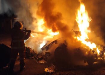 KERETA dinaiki tiga individu terbakar selepas terlibat kemalangan di Kilometer 10, Jalan Bukit Pasir - Tongkang Pechah, Batu Pahat.