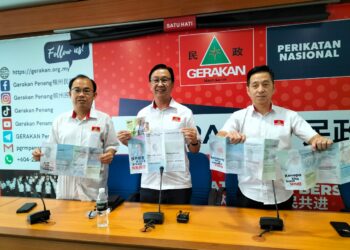 DOMINIC Lau Hoe Chai  (tengah) dalam sidang akhbar mengenai persediaan PRU15 di Ibu pejabat Parti Gerakan Pulau Pinang, di George Town hari ini.