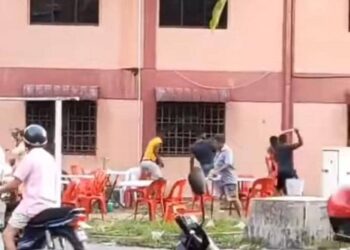 KEJADIAN pergaduhan membabitkan empat individu di sebuah kedai makan di Bandar Baru Menglembu, Ipoh semalam. - UTUSAN/MEDIA SOSIAL