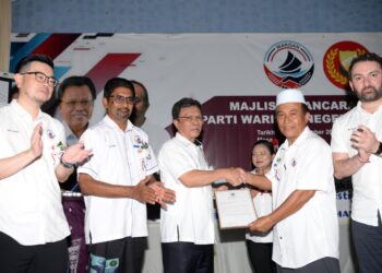 MOHD. Shafie Apdal (tiga dari kiri) menyerahkan watikah pelantikan kepada Fadzil Hanafi sebagai Pengerusi Warisan Kedah ketika pelancaran di Alor Mengkudu, Alor Setar hari ini.