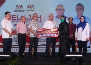 TENGKU Zafrul Tengku Abdul Aziz menyampaikan peruntukan kepada usahawan di bawah Tabung Ekonomi Usaha Niaga (TEKUN) disaksikan Menteri Pembangunan Usahawan dan Koperasi, Tan Sri Noh Omar pada Program Jelajah Usahawan dekat Bandar Malawati di Kuala Selangor, Selangor, hari ini.