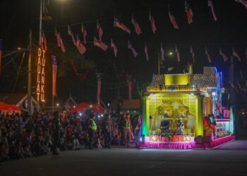 SALAH sebuah kenderaan yang menyertai pertandingan kenderaan berhias  di Batu Buruk, Kuala Terengganu, malam tadi. - UTUSAN/PUQTRA HAIRRY ROSLI