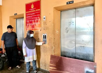 PENGHUNI kuarters BBP Kota Bharu menunjukkan dua lif yang rosak sejak tiga tahun lalu, di Kota Bharu, Kelantan.-UTUSAN/ROSLIZA MOHAMED