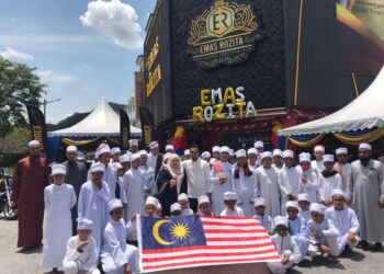 PELAJAR tahfiz yang hadir pada program
Mini Festival Emas Rozita sempena sambutan Hari Malaysia 2022 di 
di Medan Gopeng,  Ipoh semalam. - UTUSAN/LIYANA RAMLI