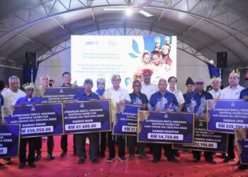 WAN ROSDY Wan Ismail (tengah) bersama sebahagian Tok Batin yang menerima replika cek inisiatif bantuan bakul makanan sempena sambutan Hari Orang Asli Sedunia peringakat negeri di Pos Pantos, Ulu Jelai, Lipis Pahang semalam. - HARIS FADILAH AHMAD