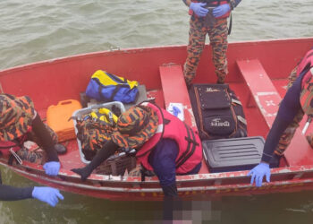 ANGGOTA bomba mengangkat mayat nelayan yang ditemukan lemas di Sungai Bernam, Bagan Lipas di Hutan Melintang hari ini. - UTUSAN/JBPM PERAK