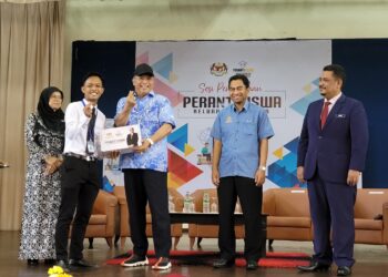 ANNUAR Musa (tiga dari kiri) ketika menyempurnakan Agihan Peranti Siswa kepada pelajar di Kolej Matrikulasi Kelantan di Kok Lanas, Kota Bharu, Kelantan.UTUSAN/MUSTAQIM MOHAMED