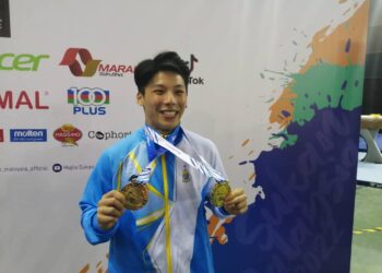 NG CHUN CHEN menunjukkan dua pingat emas yang dimenanginya dalam acara berpasukan dan individu all-around gimnastik artistik Sukma ke-20 di Gimnasium 3 MSN, Bukit Jalil, Kuala Lumpur, hari ini. - Gambar: AIZAWATI AHMAD