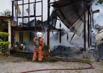 PASUKAN bomba giat memadamkan kebakaran sebuah rumah dekat Kampung Jenjarom, Banting di Kuala Langat, Selangor, hari ini.