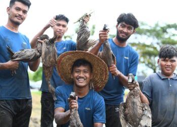KEGEMBIRAAN para peserta yang berjaya menangkap dan membawa pulang itik sempena Karnival Keleboq Kangaq di kawasan sawah bersebelahan klinik desa, Behor Lateh, Kangar, Perlis hari ini.- UTUSAN/IZLIZAN OTHMAN