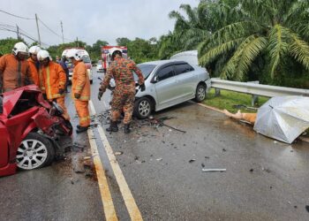 KEMALANGAN melibatkan sebuah kereta Toyota Vios dan Proton Pesona di Kilometer 24 Jalan Sua Betong menghala ke Air Kuning di Port Dickson pagi tadi.-IHSAN BOMBA.