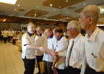 WEE KA SIONG bersalaman beberapa veteran MCA ketika menghadiri Persidangan MCA Johor di Kulai.