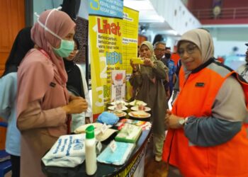 SITI Zailah Mohd. Yusoff (kanan) ketika melihat menu mangsa banjir sempena program Simulasi dan Latih Amal Pengurusan Pusat Pemindahan Sementara (PPS) Jabatan Kebajikan Masyarakat (JKM) Negeri Kelantan di Kolej Kemahiran Tinggi Mara, Pasir Mas, Kelantan.UTUSAN/ROHANA ISMAIL