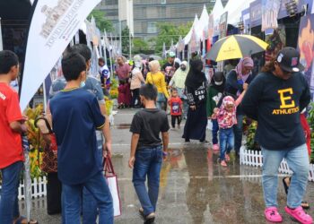 WALAUPUN cuaca hujan orang ramai tetap mengunjungi Festival Majestic Johor 2022 di Puteri Harbour, Iskandar Puteri sebelum melabuhkan tirainya hari ini.