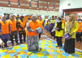 SITI Zailah Mohd. Yusoff (tengah) ketika bersama sukarelawan JKM yang terlibat dengan simulasi dan latih amal pengurusan Pusat Pemindahan Sementara (PPS) JKM yang diadakan di dewan Kolej Kemahiran Mara, Pasir Mas, Kelantan hari ini.-UTUSAN/ROHANA ISMAIL