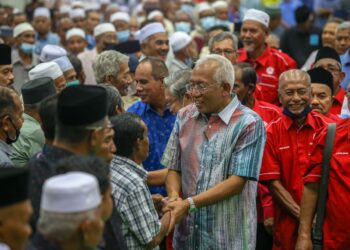 MAHDZIR Khalid (tengah) bermesra dengan sebahagian veteran UMNO ketika hadir ke Pelancaran Gerak Kerja Veteran UMNO 'Keluargaku Pengundi BN' Peringkat negeri Kedah di Dewan SMK Kuala Nerang di sini hari ini. - UTUSAN/ SHAHIR NOORDIN