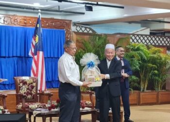 MUSTAPA Mohamed (kiri) menerima cenderamata disampaikan wakil kerajaan negeri selepas selesai Taklimat Pembangunan Negeri Kelantan di bawah Rancangan Malaysia Ke-12 (RMK-12) di Dewan Teratai Pejabat Setiausaha Kerajaan Negeri Kelantan (SUK) Kota Darulnai, Kota Bharu, Kelantan hari ini.-UTUSAN/ROSALWANI CHE SOH