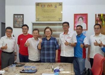 LIEW Chin Tong (dua kiri) bersama Chan Foong Hin (empat kiri), Phoong Jin Zhe (tiga kiri), Christina Liew (lima kanan) dan pemimpin PH Sabah di Pejabat Parlimen Tawau semalam.