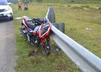 KEADAAN motosikal dinaiki Muhammad Hanif Hashim dan rakannya, Mohammad Aiman Firdaus Nor Hisam yang terlibat kemalangan di Lebuhraya Pantai Timur 2  berhampiran Kijal, Kemaman, semalam.