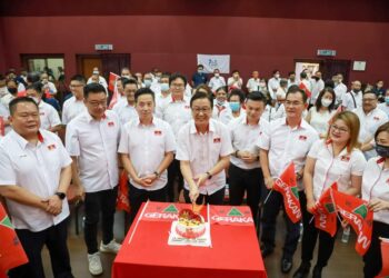 OH Tong Keong  (tiga dari kanan) dan Dominic Lau Hoe Chai (tengah) pada Persidangan Perwakilan Tahunan Parti Gerakan Rakyat Malaysia  Pulau Pinang 2022 di Georgetown, Pulau Pinang semalam.