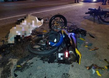 DUA motosikal remuk selepas terlibat dalam kemalangan di Jalan Wakaf Stan, Kubang Kerian, Kota Bharu, Kelantan.-UTUSAN/IHSAN POLIS