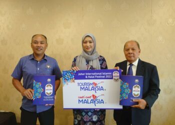 ROSLE JAAMAT (kanan) dan Mohamad Radif (kiri) serta Dr. Isma Shida Abu Samah yakin FIJO 2022 mampu angkat Johor sebagai destinasi utama produk dan perkhidmatan halal di peringkat antarabangsa.