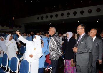 MAHDZIR Khalid mengambil peluang berswafoto bersama seorang pelajar yang mengikuti program Mekar 2022 di UUM Sintok, Kubang Pasu, hari ini.