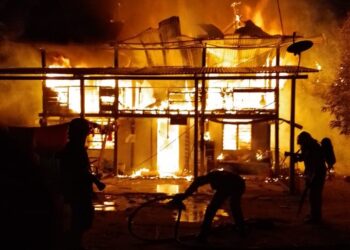 ANGGOTA bomba memadamkan kebakaran rumah di Jalan Haji Sulaiman, Batu 38 Baroh, Sabak Bernam, malam tadi.