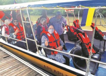 PENGUNJUNG kelihatan teruja bagi mencuba perkhidmatan Api-Api River Cruise yang mula beroperasi pada minggu ini dengan menyajikan pemandangan indah di Perlis. -UTUSAN/ASYRAF MUHAMMAD