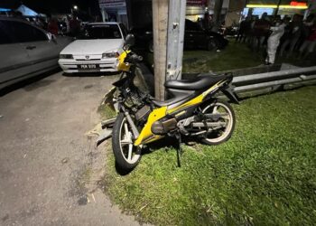 KEADAAN motosikal Modenas Dinamik ditunggang mangsa selepas terlibat kemalangan di Jalan Pokok Mangga, Melaka.