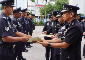 ABDUL RAZAK Mohd. Yusuf (kanan) menyampaikan sijil penghargaan kepada anggota yang cemerlang pada majlis Perhimpunan Bulanan Polis Pahang, di pekarangan Ibu Pejabat Kontinjen (IPK) Pahang di Kuantan, Pahang. - UTUSAN/ DIANA SURYA ABD WAHAB