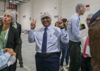 MUHAMMAD Sanusi Md. Nor ketika melawat kilang pembuatan sarung tangan, Mölnlycke selepas majlis pelancarannya di KHTP, Kulim hari ini. - UTUSAN/SHAHIR NOORDIN