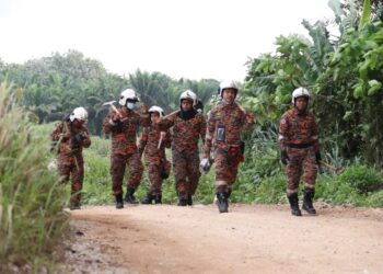 ANGGOTA bomba memasuki lokasi runtuhan batu untuk meneruskan kerja-kerja pencarian mangsa yang tertimbus di tapak Kuari di Keramat Pulai di Ipoh hari ini. - UTUSAN/MUHAMAD NAZREEN SYAH MUSTHAFA